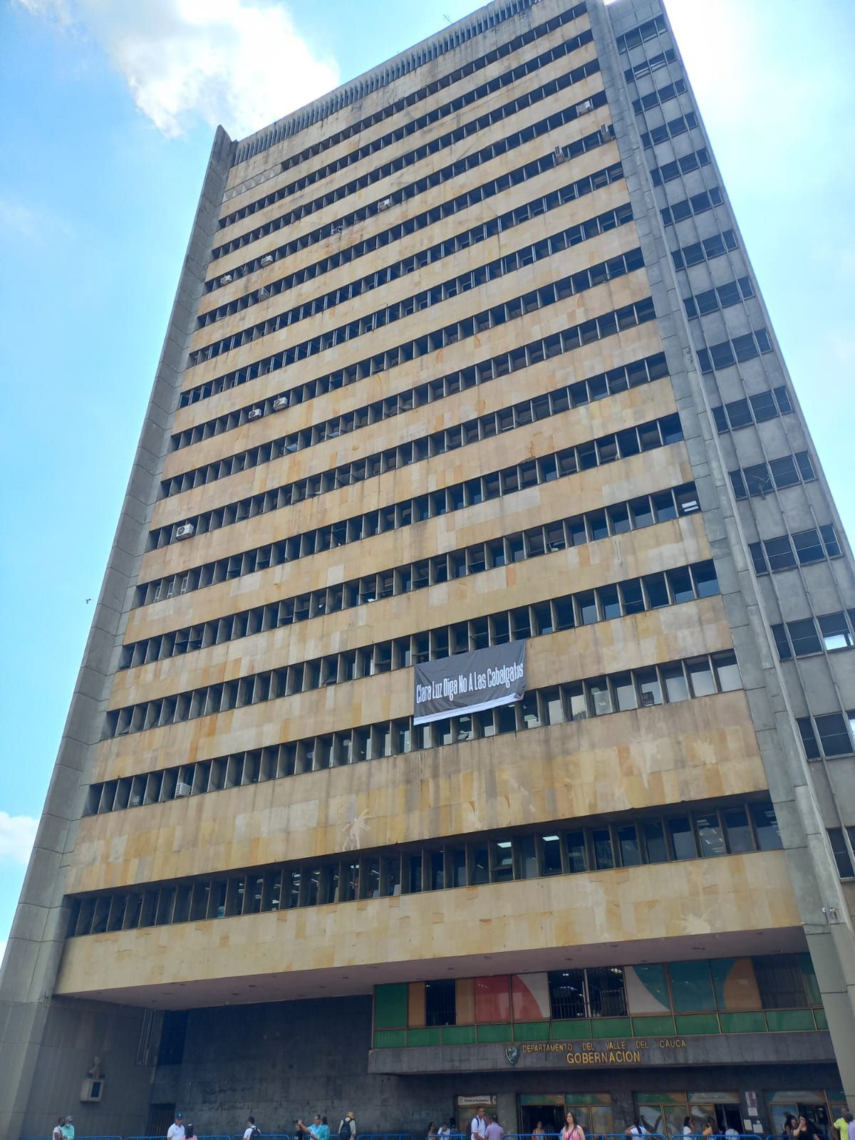Con este cartel entre los pisos 4 y 5 amaneció el edificio de la Gobernación del Valle el pasado lunes.
