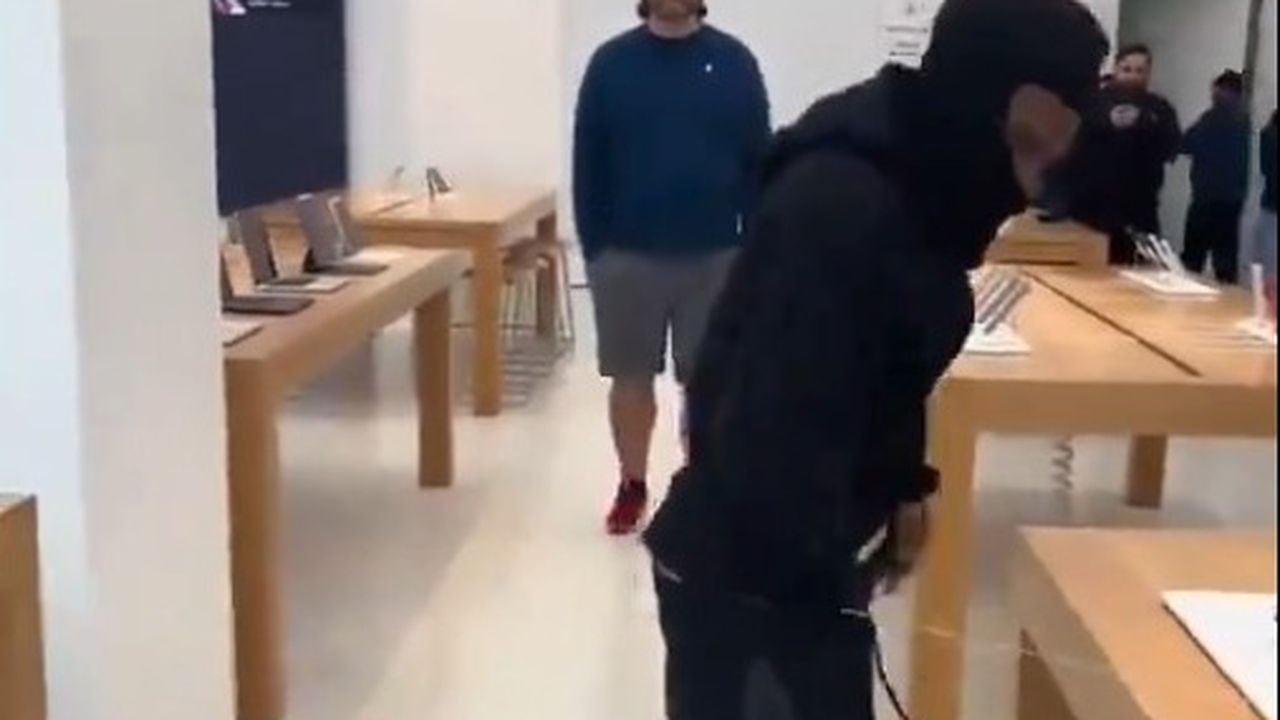 Un hombre hurtó cerca de 50 celulares de una tienda de Apple.