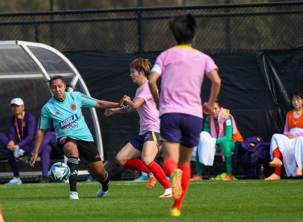 La defensora Manuela Vanegas disputa un balón en un juego amistoso entre la Selección Colombia y su similar de China previo al Mundial de Australia y Nueva Zelanda 2023.