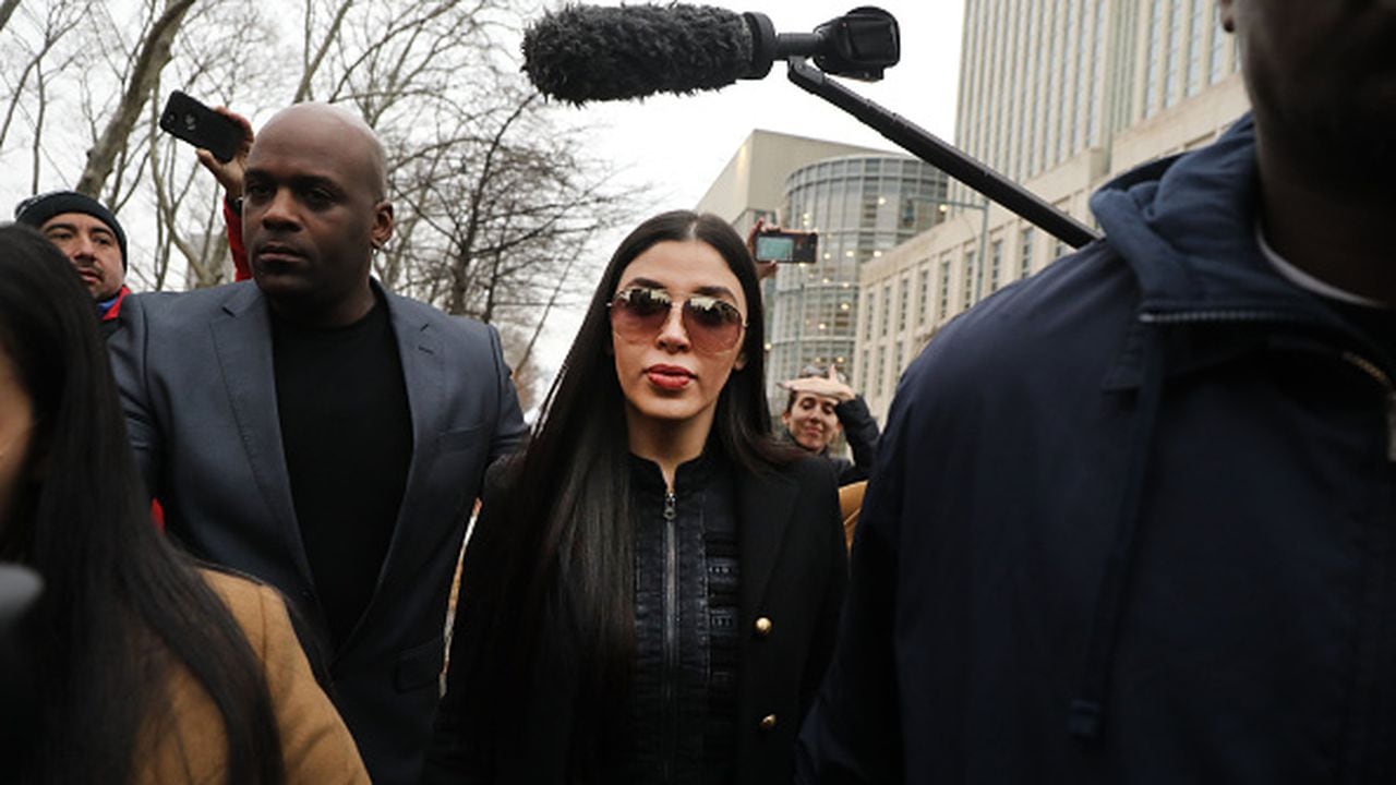 NUEVA YORK - 7 DE FEBRERO: Emma Coronel Aispuro, esposa de Joaquín 'El Chapo' Guzmán, sale del Tribunal de Distrito de los Estados Unidos.