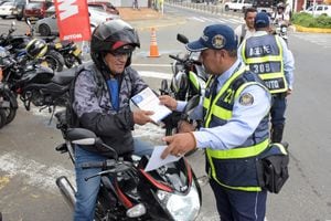 En la Portada al Mar, La Secretaría de Movilidad de Cali adelantó una campaña de conciencia en la seguridad vial, dirigida a los motociclistas, ya que son los Actores que más accidentes provocan en las vías.