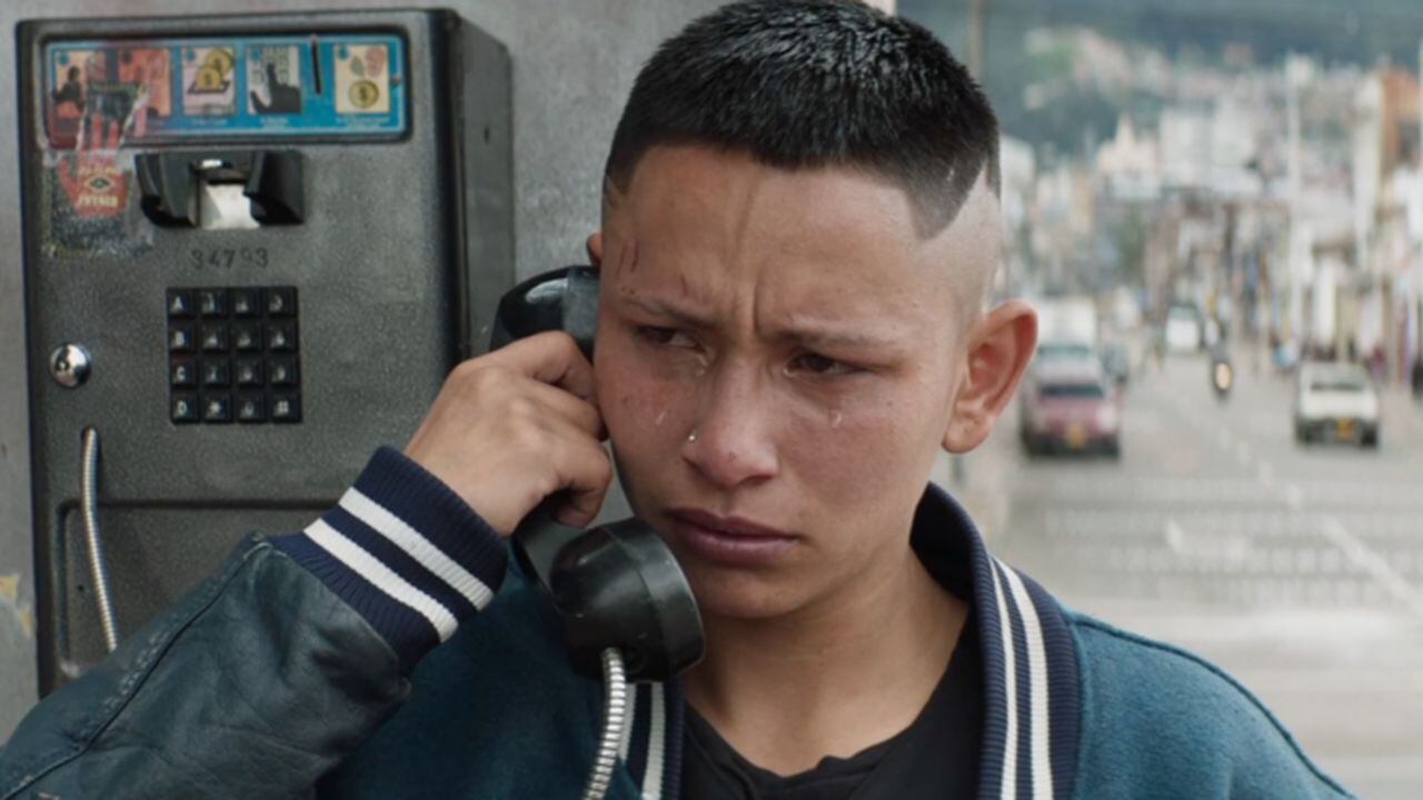 Felipe Ramírez interpreta a Carlos, quien vive en un hogar para jóvenes en el centro de Bogotá y anhela pasar la Navidad junto a su madre y hermana.