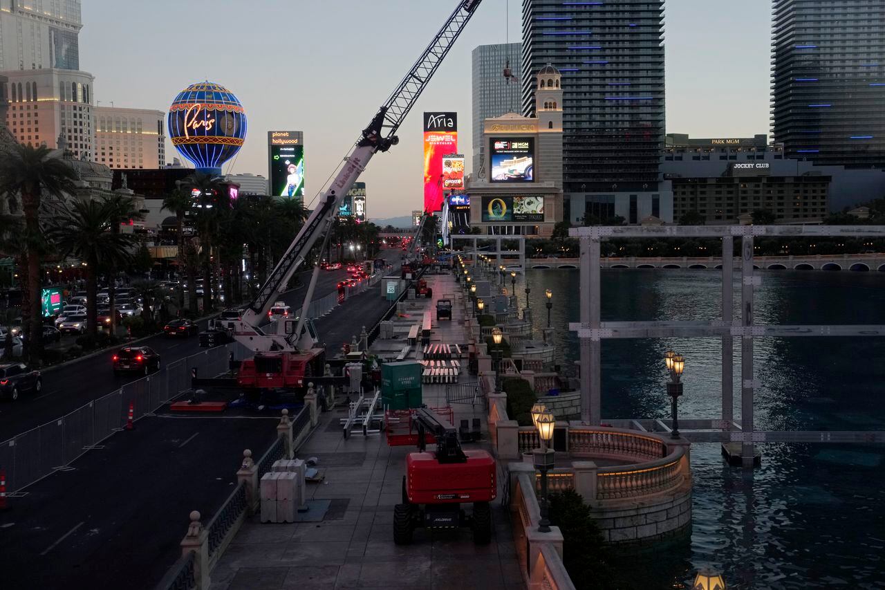 Los trabajadores construyen una tribuna frente a las fuentes del hotel-casino Bellagio a lo largo del Strip de Las Vegas antes de la carrera automovilística del Gran Premio de Fórmula Uno de Las Vegas el martes 19 de septiembre de 2023 en Las Vegas. (Foto AP/John Locher)