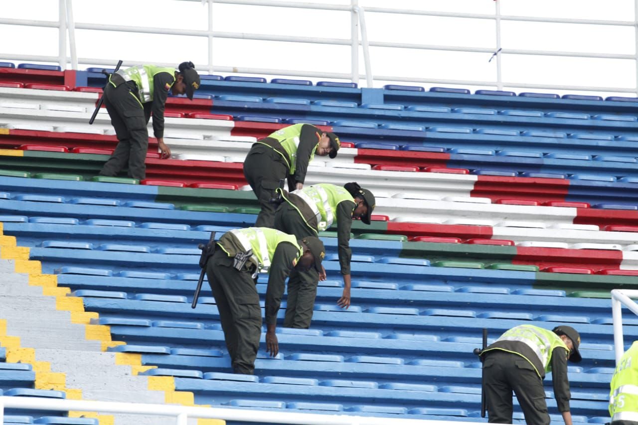 Integrantes de la Policía de Cali realizaron inspección en las tribunas del estadio Pascual Guerrero, antes del juego entre América y Millonarios por los cuadrangulares semifinales de la Liga.