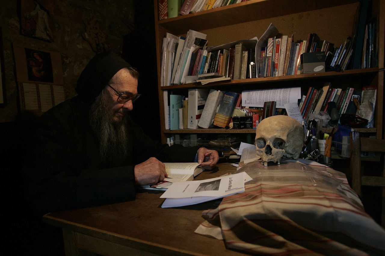 El colombiano Dario Escobar lee un libro dentro de su oficina en el valle de Qadisha, en el norte del Líbano, el 16 de octubre de 2009.