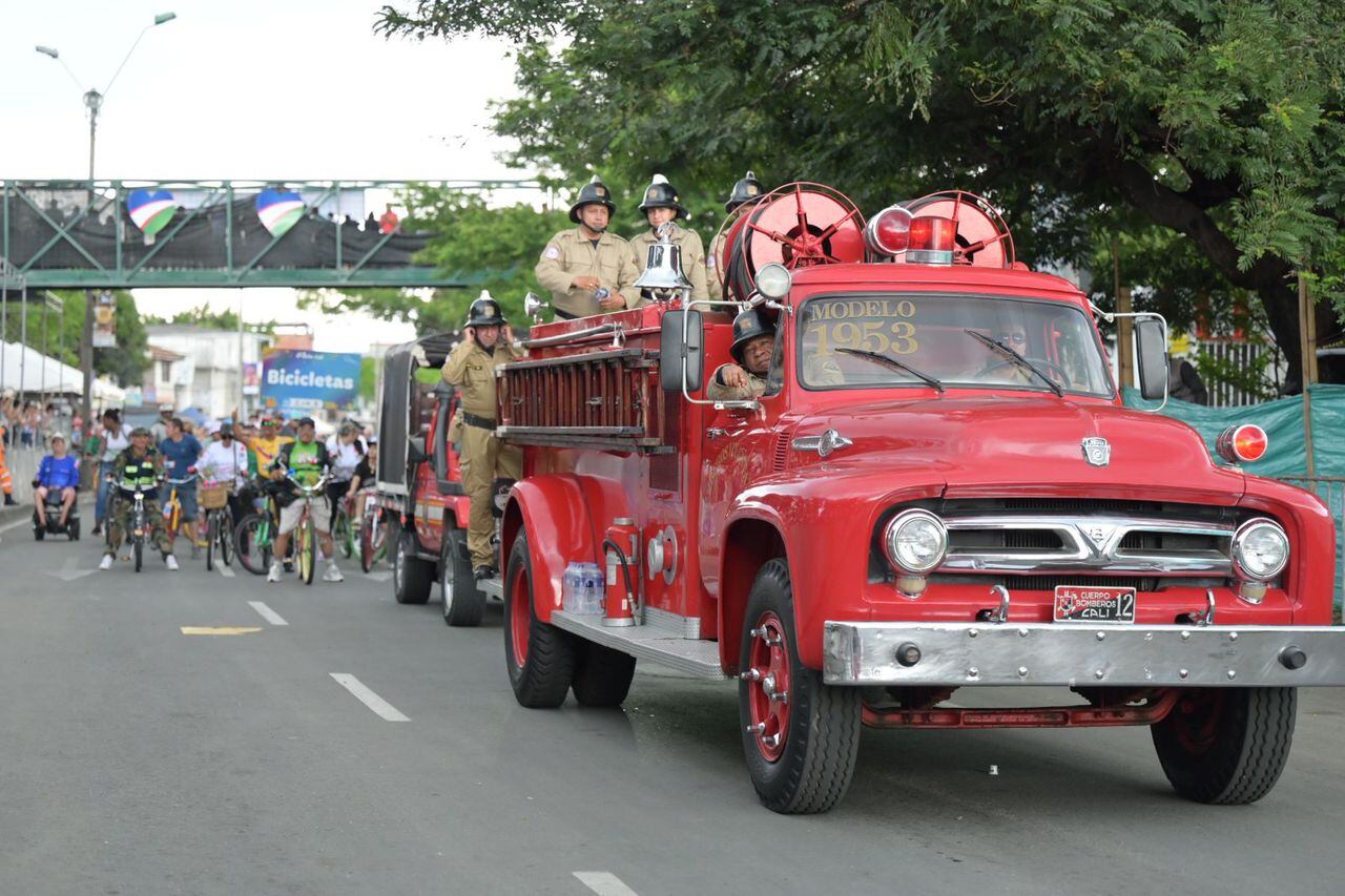 Un camión de bomberos modelo 53 anima el espíritu de niños y adultos que siempre quisieron estar sobre un camión de estos.