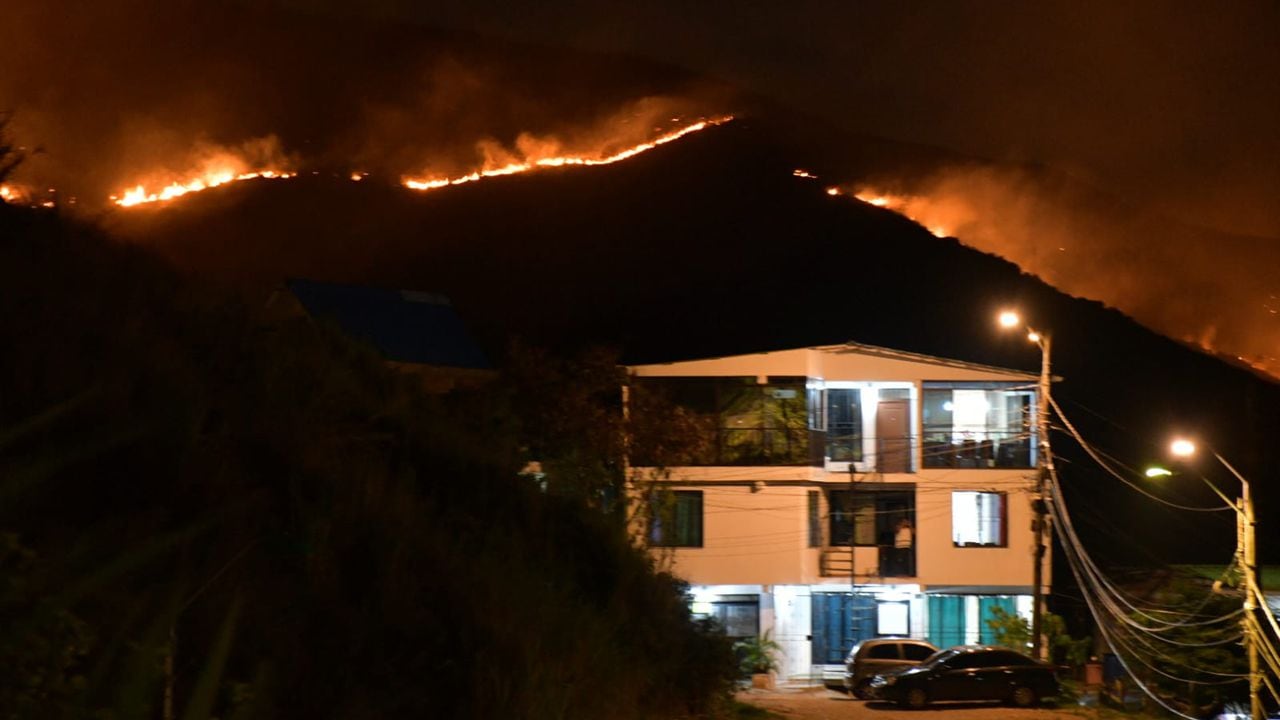 Así se ve el grave incendio forestal presentado en la vereda Los Limones, desde Cali.