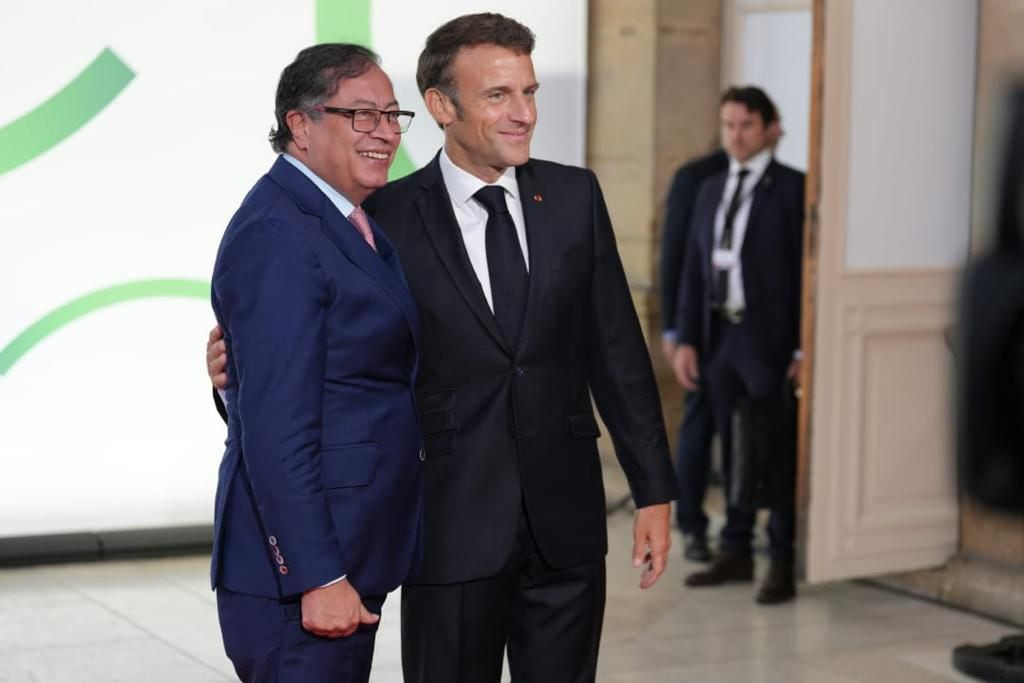 Gustavo Petro en Francia, recibido por el presidente de ese país, Emmanuel Macron.