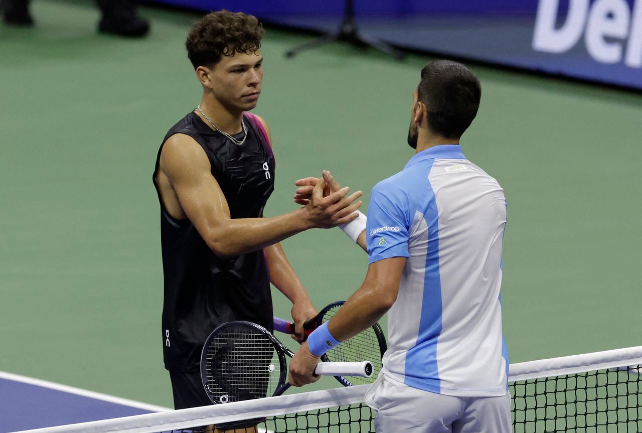 Novak Djokovic saluda al tenista estadounidense Ben Shelton, en la semifinal del US Open de los EStados Unidos 2023.