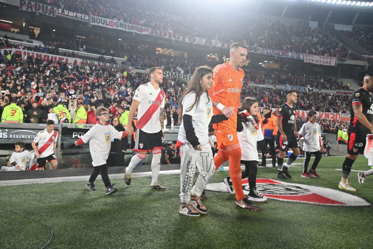 Jugadores de River Plate salen a la cancha para enfrentar a Instituto