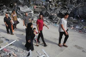 Israel anuncia la ampliación de su campaña terrestre en la Franja de Gaza luego de cortar las comunicaciones y crear un apagón casi total en las comunicaciones en el enclave palestino. (AP Photo/Hatem Ali)