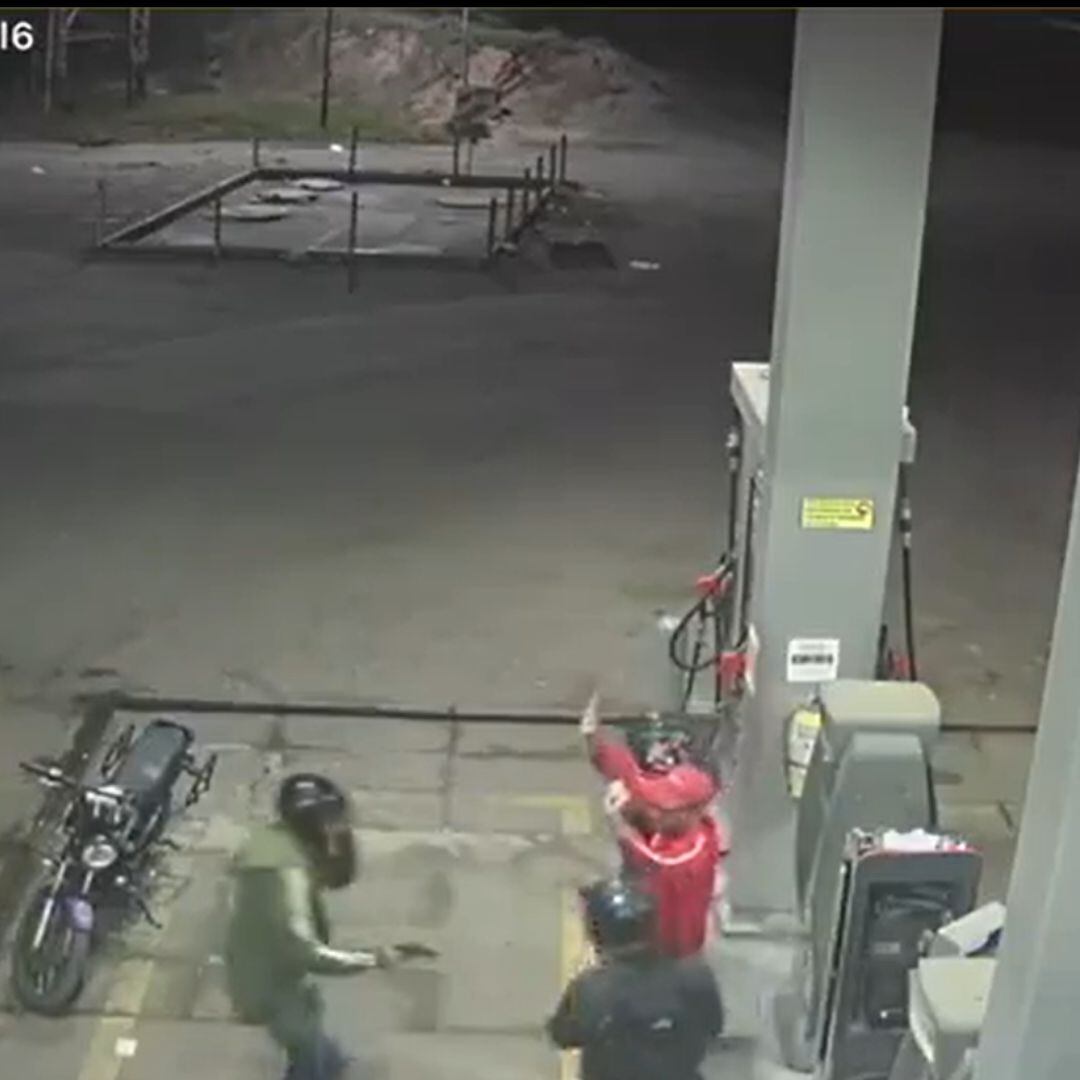 Luego de disparar contra el vigilante, los delincuentes hurtan las pertenencias del trabajador de la gasolinera.