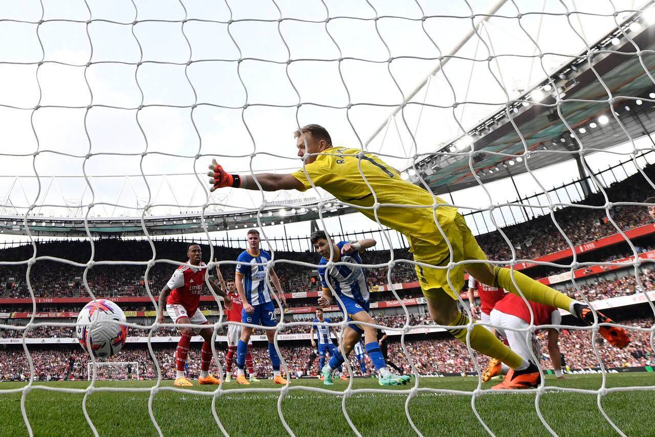Arsenal cayó goleado 3-0 como local frente al Brighton, por la fecha 36 de la Premier League.
