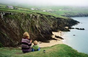 Familia en Irlanda disfrutando de la vista y la tranquilidad.