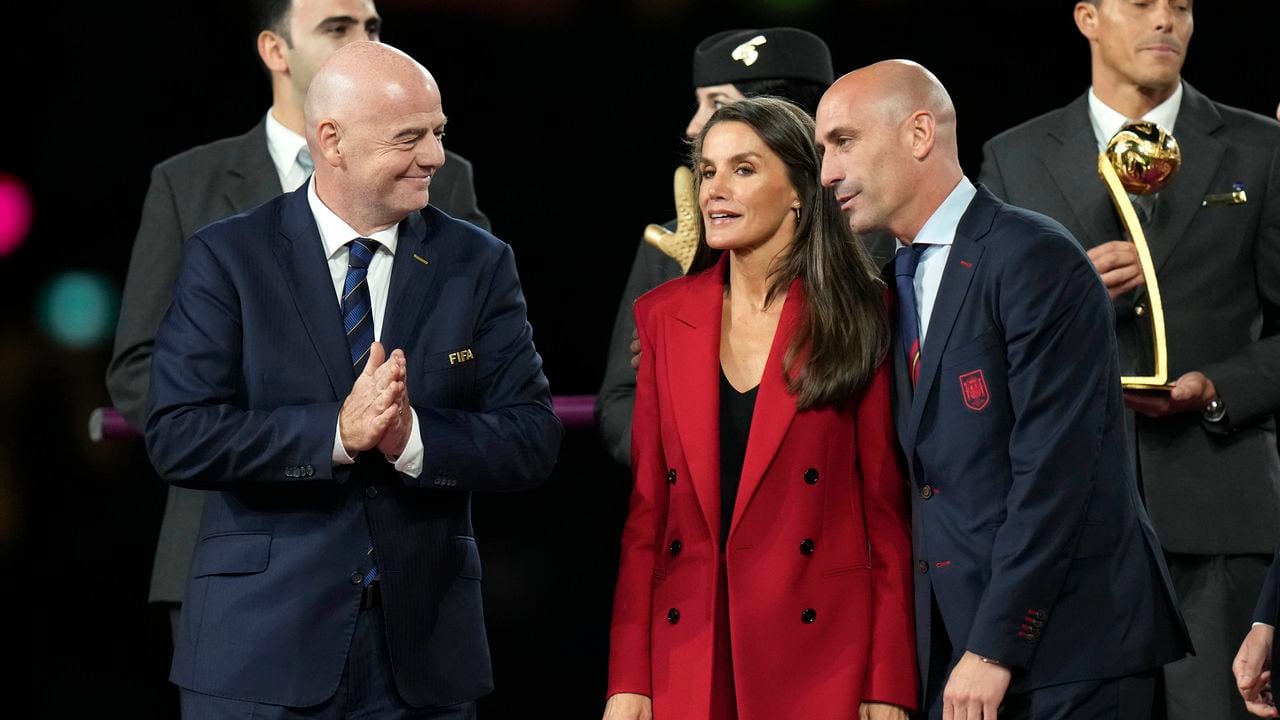 El presidente de la Fifa, Gianni Infantino, la reina Letizia y el presidente de la RFEF, Luis Rubiales.