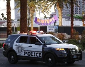 Un vehículo policial cerca del lugar donde se produjo un tiroteo indiscriminado la pasada noche en Las Vegas, Estados Unidos.