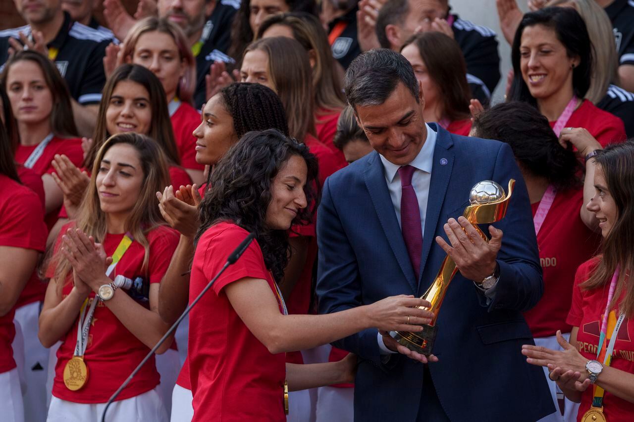 Pedro Sánchez, primer ministro español, recibiendo a las jugadoras de la Selección de su país luego de que estas consiguieran el campeonato mundial de fútbol de 2023