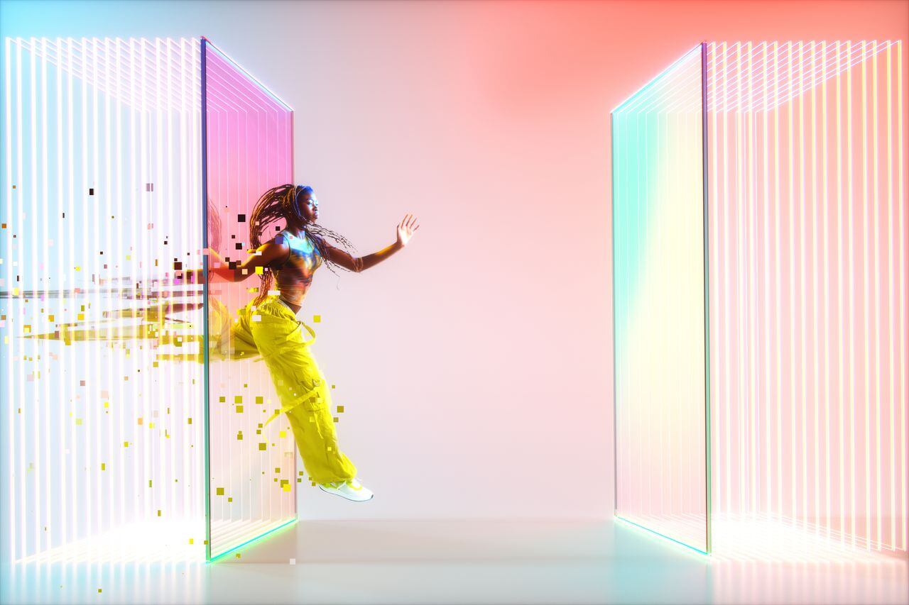 Imagen generada digitalmente de una mujer joven saltando desde la puerta del portal y siendo dispersada en partículas. Concepto de metaverso.