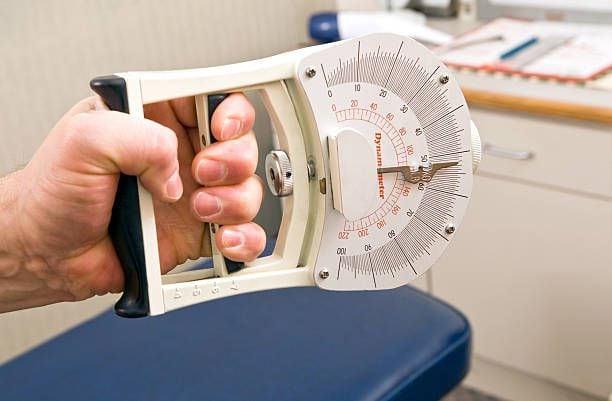 El dinamómetro es el instrumento que usan los expertos para medir la fuerza de la mano.