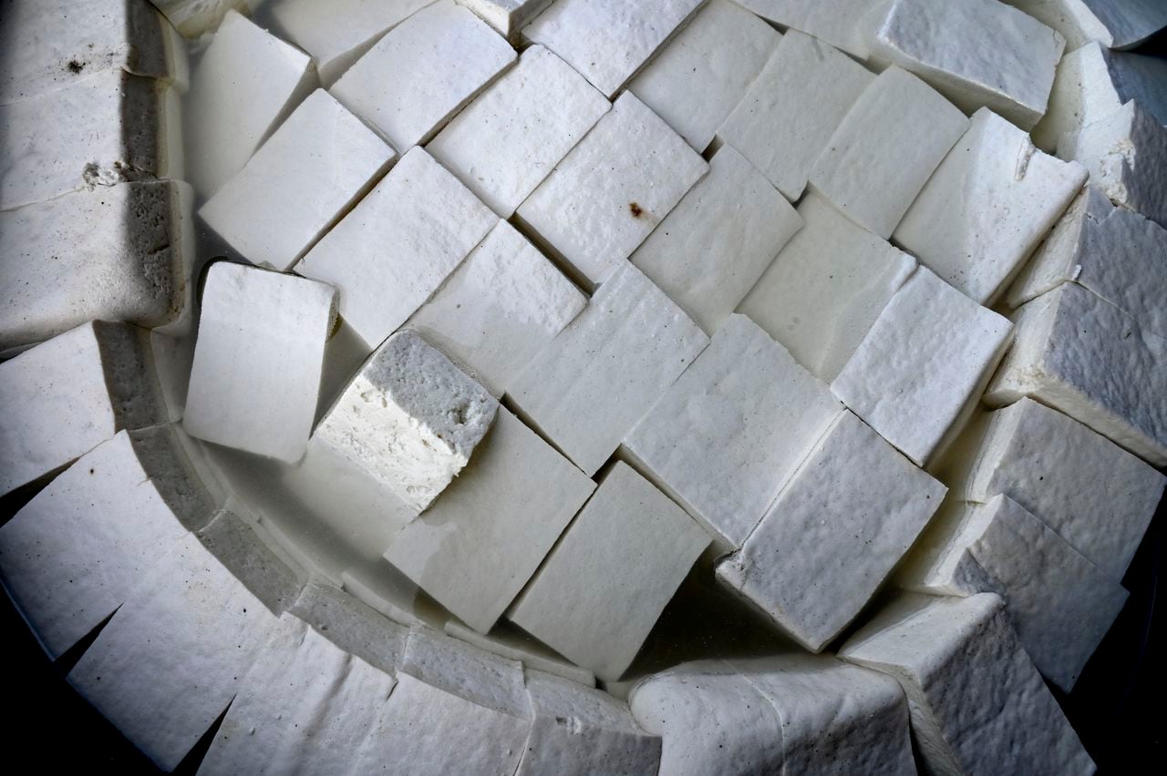 A partir de la soya se produce tofu, un alimento conocido como queso de soya gracias a su textura y forma de fabricación.