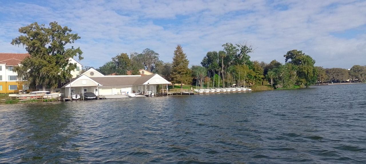 Lago en Winter Park, donde está el territorio de mansiones en Orlando.