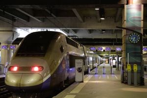 En esta foto de archivo tomada el 8 de abril de 2018, un tren TGV de alta velocidad se encuentra en una plataforma en la estación de tren Gare Montparnasse en París. (Photo by Thomas SAMSON / AFP)