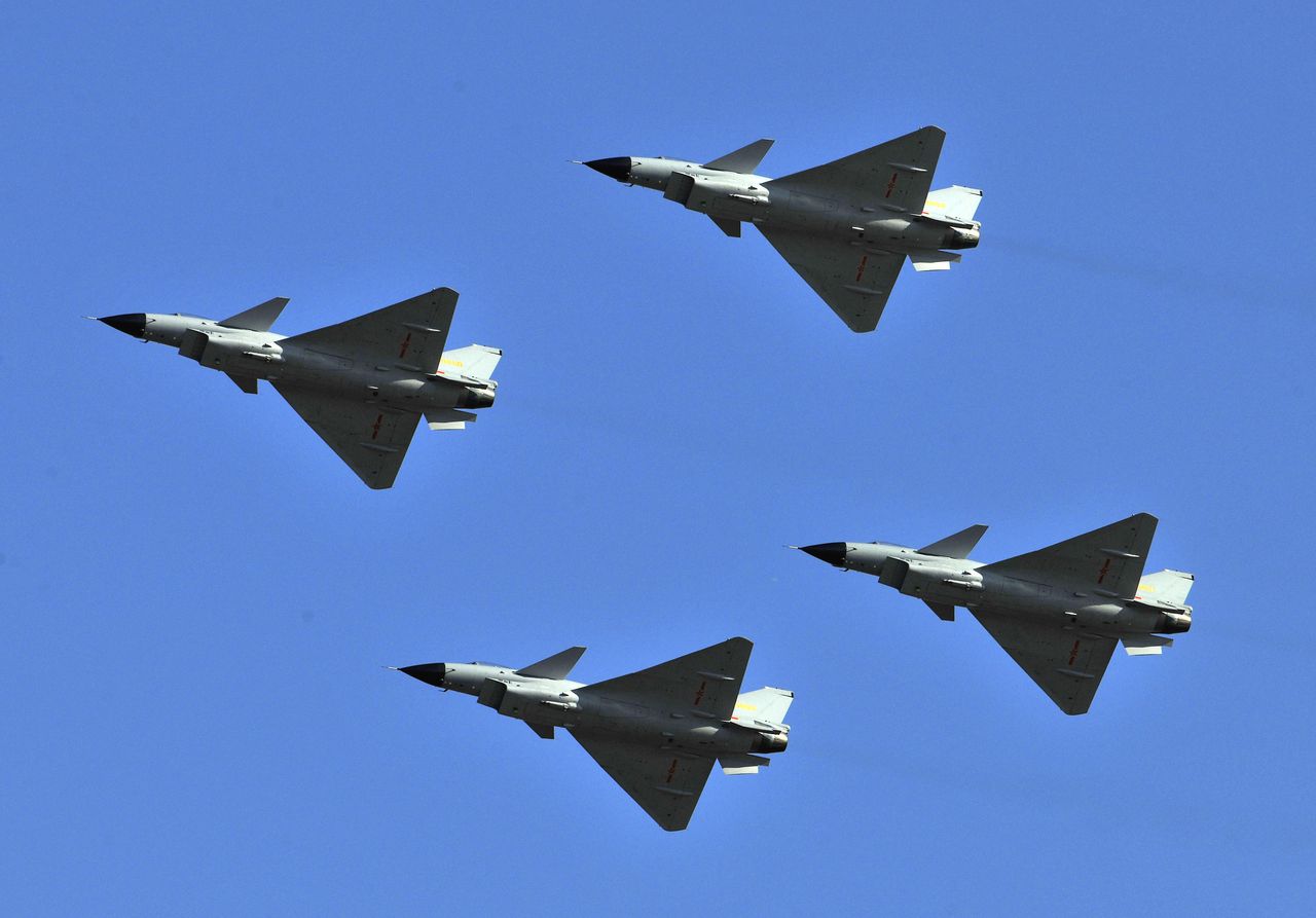 En esta imagen de archivo, aviones de combate J-10 vuelan en formación con motivo del 60 aniversario de la Fuerza Aérea del Ejército Popular de Liberación de China, en Beijing, el 15 de noviembre de 2009. (AP Foto/archivo)