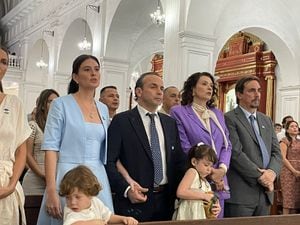 El alcalde de Cali, Alejandro Eder y su esposa Taliana Vargas, junto a sus hijos.