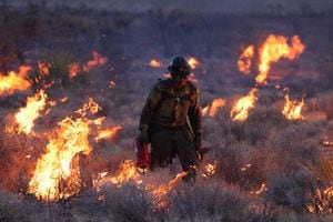 Las llamas de hasta seis metros de altura cruzaron el límite estatal y alcanzaron Nevada.