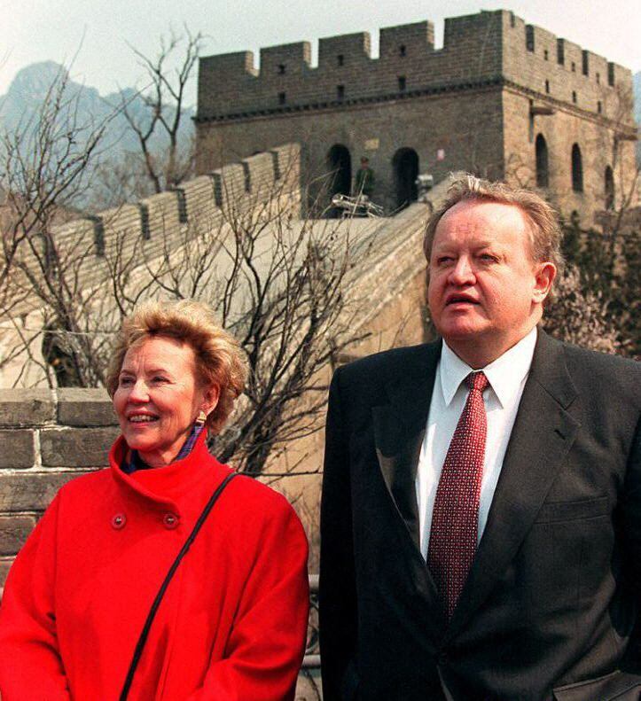 El entonces presidente finlandés Martti Ahtisaari (derecha) junto con su esposa, Eeva, aparecen fotografiados el 17 de abril de 1996 frente a la Gran Muralla China en Badaling, el "Paso Norte" del muro que salvaguardaba la capital, Beijing.