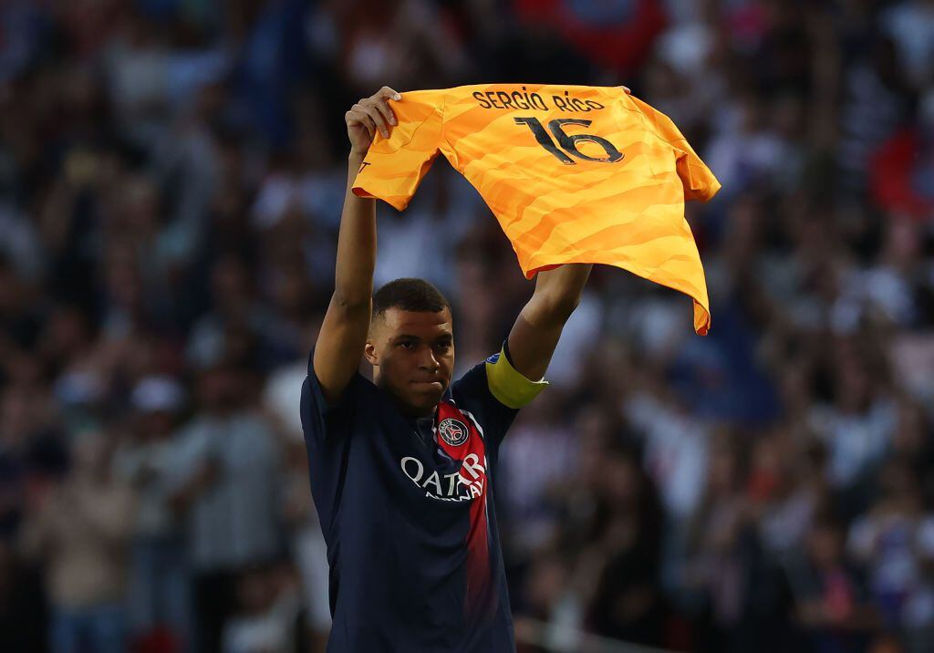 Kylian Mbappe rinde homenaje a su compañero del Paris Saint-Germain Sergio Rico.