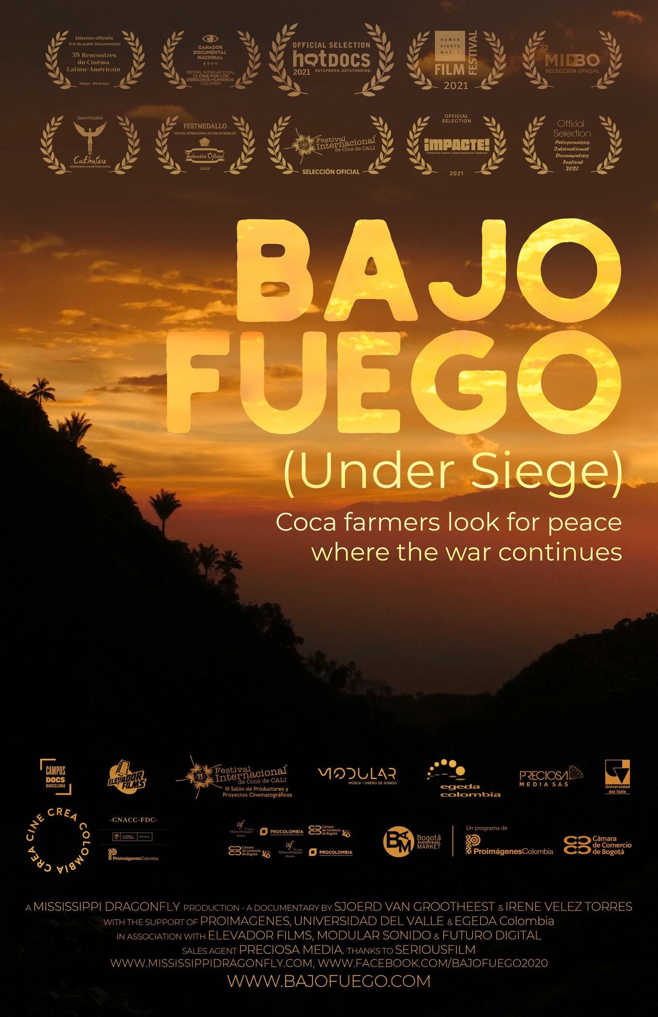 Documental Bajo Fuego es el retrato de campesinos que buscan cambiar sus cultivos ilícitos de manera voluntaria, pero terminan afrontando una compleja encrucijada.