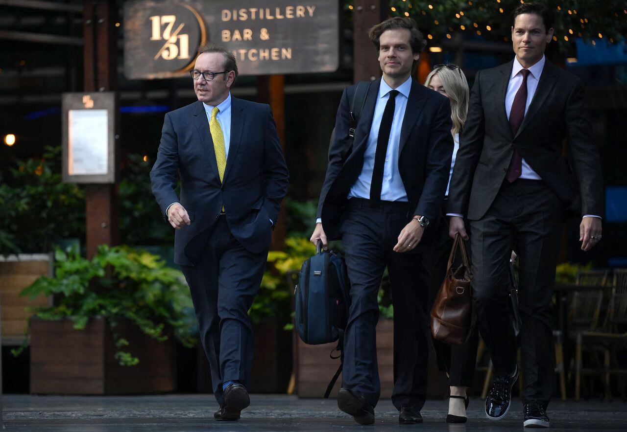 US actor Kevin Spacey (L) arrives with his legal team to the Southwark Crown Court in London on July 25, 2023. The jury in the sexual assault trial of Kevin Spacey began weighing the Hollywood actor's fate in the closely followed case. The two-time Oscar winner denies the counts, including indecent assault, which concern four men and are alleged to have occurred between 2001 and 2013. (Photo by Daniel LEAL / AFP)