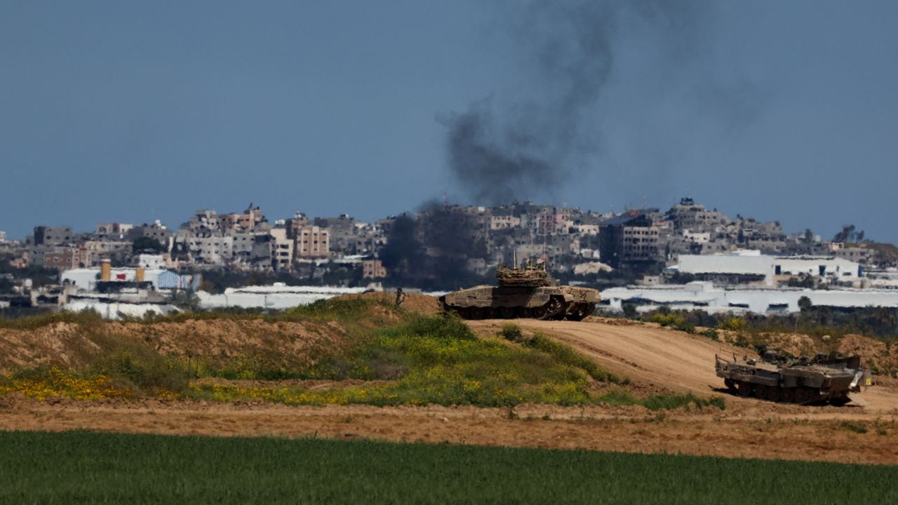 Vehículos militares maniobran cerca de la frontera entre Israel y Gaza, en medio del conflicto en curso entre Israel y el grupo palestino Hamas, en Israel, el 11 de marzo de 2024.