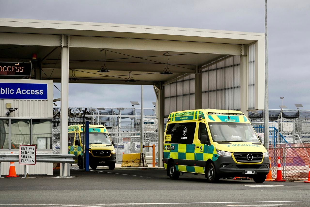 Ambulancias salen del Auckland International en Auckland, Nueva Zelanda, el lunes 11 de marzo de 2024. Más de 20 personas resultaron heridas después de lo que los funcionarios describieron como un "evento técnico" en un avión chileno que viajaba de Sydney, Australia a Auckland.