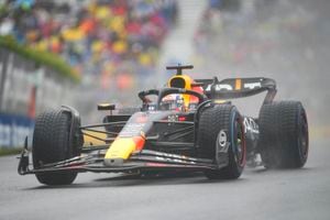 Red Bull Racing Max Verstappen de los Países Bajos, conduce durante la tercera sesión de práctica para el Gran Premio de Canadá de Fórmula Uno, el sábado 17 de junio de 2023 en Montreal. (Christinne Muschi/The Canadian Press vía AP)
