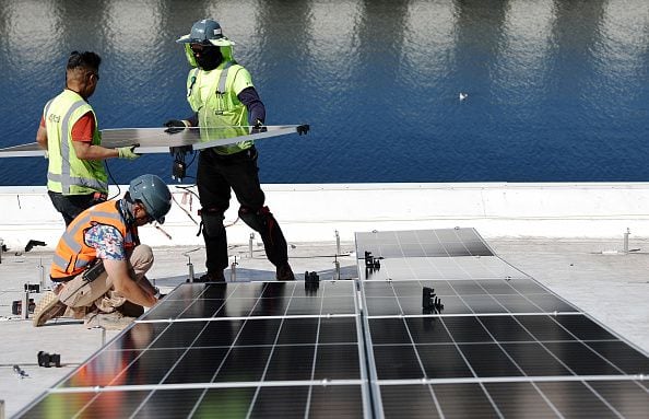 Instalar paneles solares, se ha convertido en un trabajo apetecido y con alta demanda. El sueldo es de 19.20 dólares (unos 96.000 pesos colombianos) por hora. (Photo by Mario Tama/Getty Images)