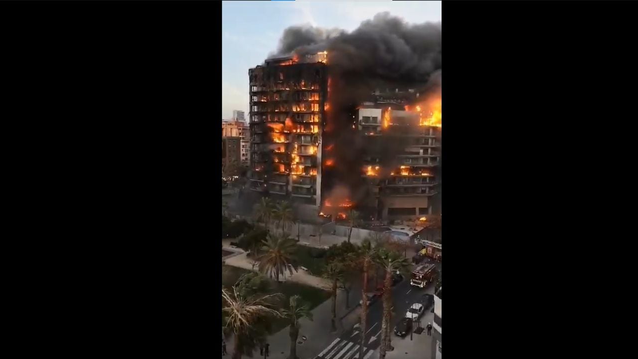 Incendio en Valencia consume edificio de 14 pisos. Foto tomada de X @fanaticzenn
