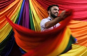 El Tribunal Supremo volvió a despenalizar hoy la homosexualidad en la India, al tumbar una sentencia de 2013 que daba validez a una ley británica de más de 150 años que castiga los actos "contra natura" y criminaliza con penas de cárcel las relaciones entre personas del mismo sexo.