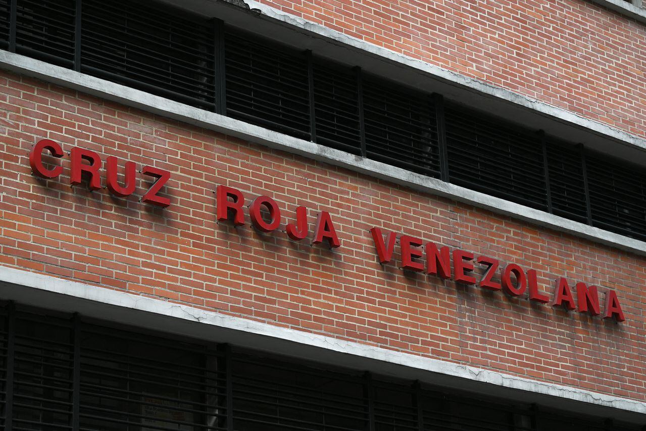 View of the Venezuelan Red Cross logo at its headquarters in Caracas on August 9, 2023. The Venezuelan Supreme Court of Justice (TSJ) ordered the dismissal of the board of directors of the local Red Cross and appointed a new "Ad Hoc" president following the initiation of an investigation against the director, Mario Villarroel, accused of mistreating workers. (Photo by Federico PARRA / AFP)