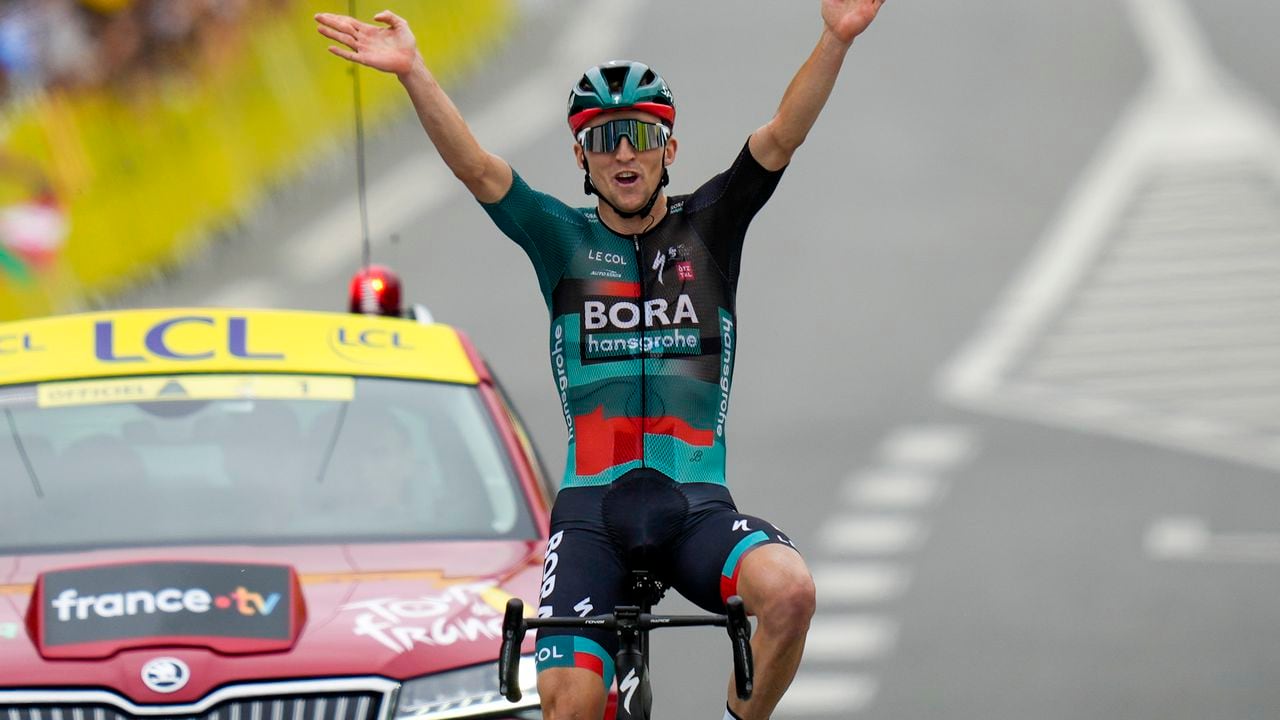 El australiano Jai Hindley cruza la línea de meta para ganar la quinta etapa de la carrera ciclista del Tour de Francia de más de 163 kilómetros (101 millas) con inicio en Pau y final en Laruns, Francia, el miércoles 5 de julio de 2023. (Foto AP/Thibault Camus )
