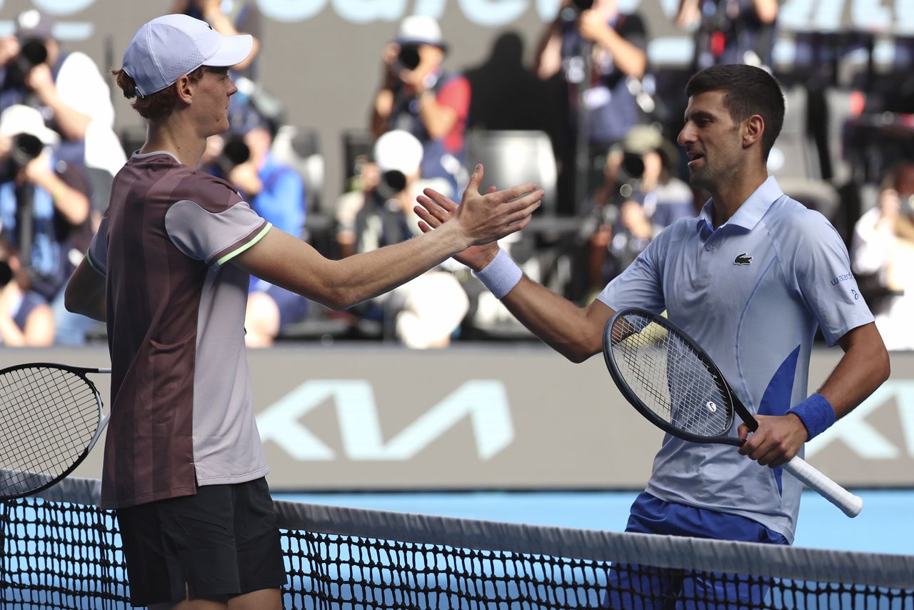 Jannik Sinner, izquierda, de Italia es felicitado por Novak Djokovic de Serbia luego de su semifinal en el campeonato de tenis del Abierto de Australia en Melbourne Park, Melbourne, Australia, el viernes 26 de enero de 2024. (Foto AP/Asanka Brendon Ratnayake)