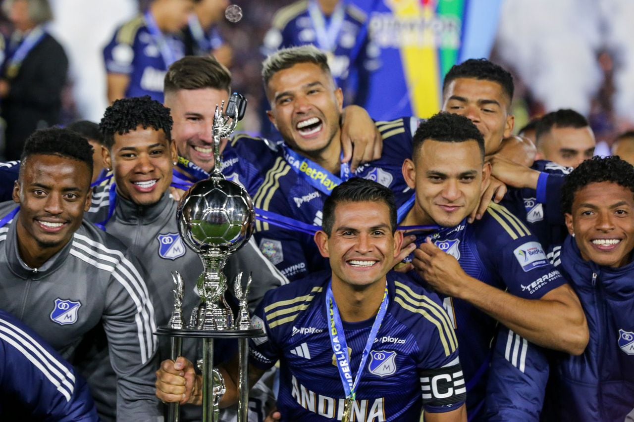 Jugadores y staff de Millonarios celebran la consecución del título de la Superliga 2024 contra el Junior de Barranquilla.