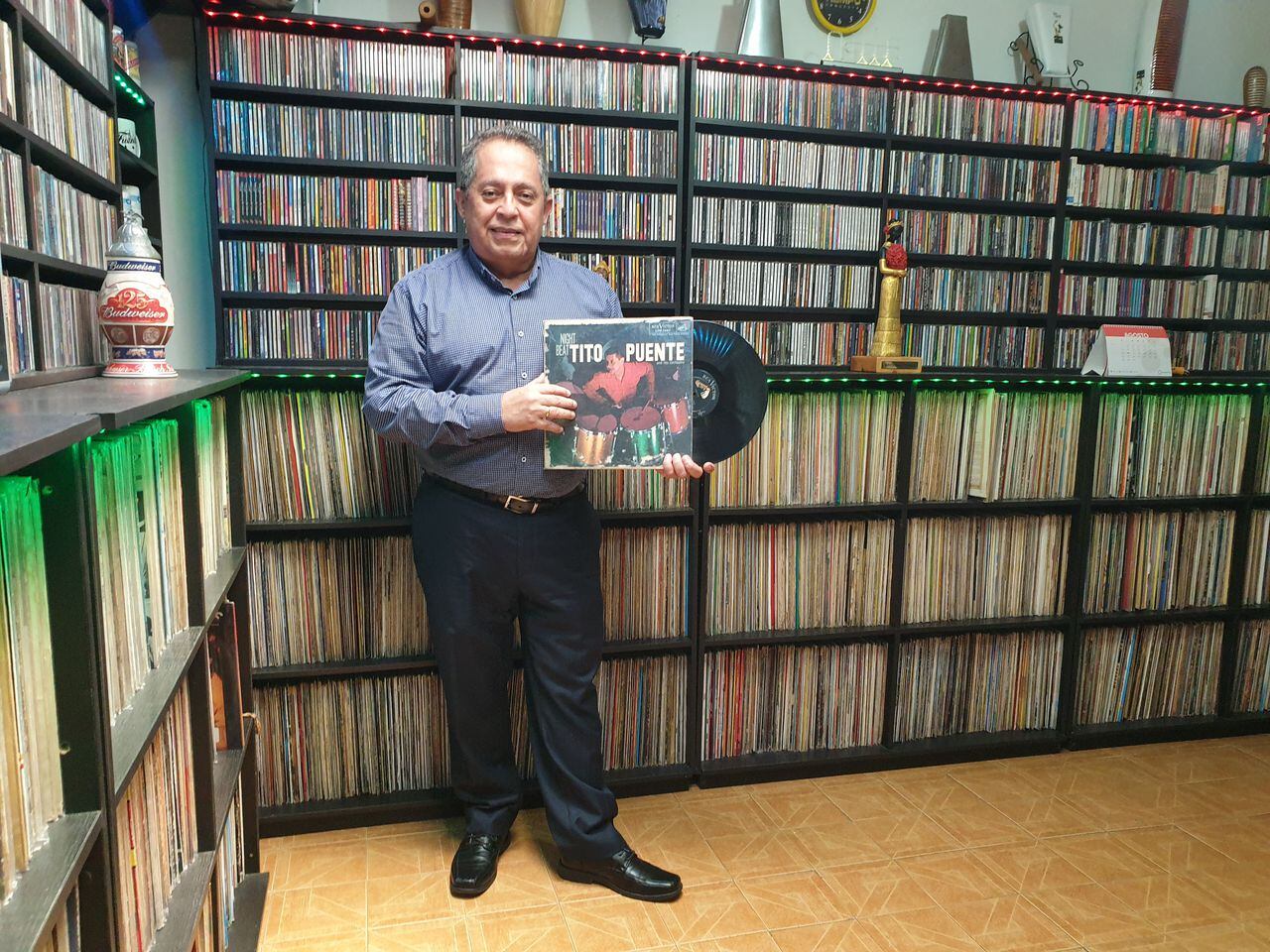 El experto en el género de la salsa, Óscar Jaime Cardozo, con su colección de vinilos de 25.000 vinilos.