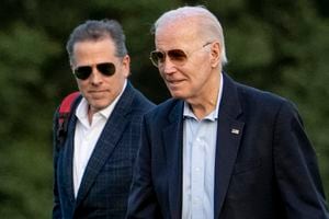 El presidente Joe Biden y su hijo Hunter Biden llegan a Fort McNair, el domingo 25 de junio de 2023, en Washington. Hunter Biden ha sido acusado de posesión de armas como delito grave.