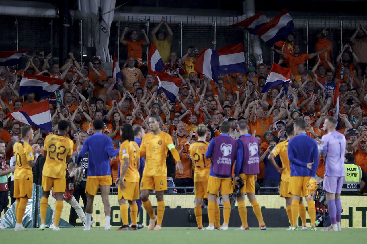 Los hinchas de Países Bajos aplauden a su selección tras la victoria ante Irlanda en las eliminatorias de la Eurocopa, el domingo 10 de septiembre de 2023, en Dublín. (Donall Farmer/PA vía AP)