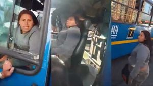 Una de las pasajeras evitó que la mujer arrancara el bus.
