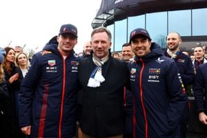 Max Verstappen (izq.) Christian Horner (centro) Sergio Pérez (der.); los protagonistas de Red Bull previo al arranque de la temporada 2024.