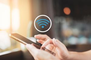 Olvidarse de la molestia de desactivar manualmente el Wi-Fi al salir de casa es una posibilidad. Los usuarios pueden aprender cómo configurar sus celulares para que lo hagan por ellos y disfrutar de una conectividad más inteligente.