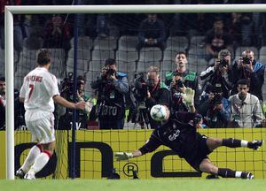 El portero polaco del Liverpool, Jerzy Dudek (R), salva un penalti del delantero ucraniano Andriy Shevchenko del AC Milan para ganar la final de fútbol de la liga de Campeones de la UEFA, el 25 de mayo de 2005 en el estadio Ataturk de Estambul. Liverpool ganó 3-2 en los penaltis.